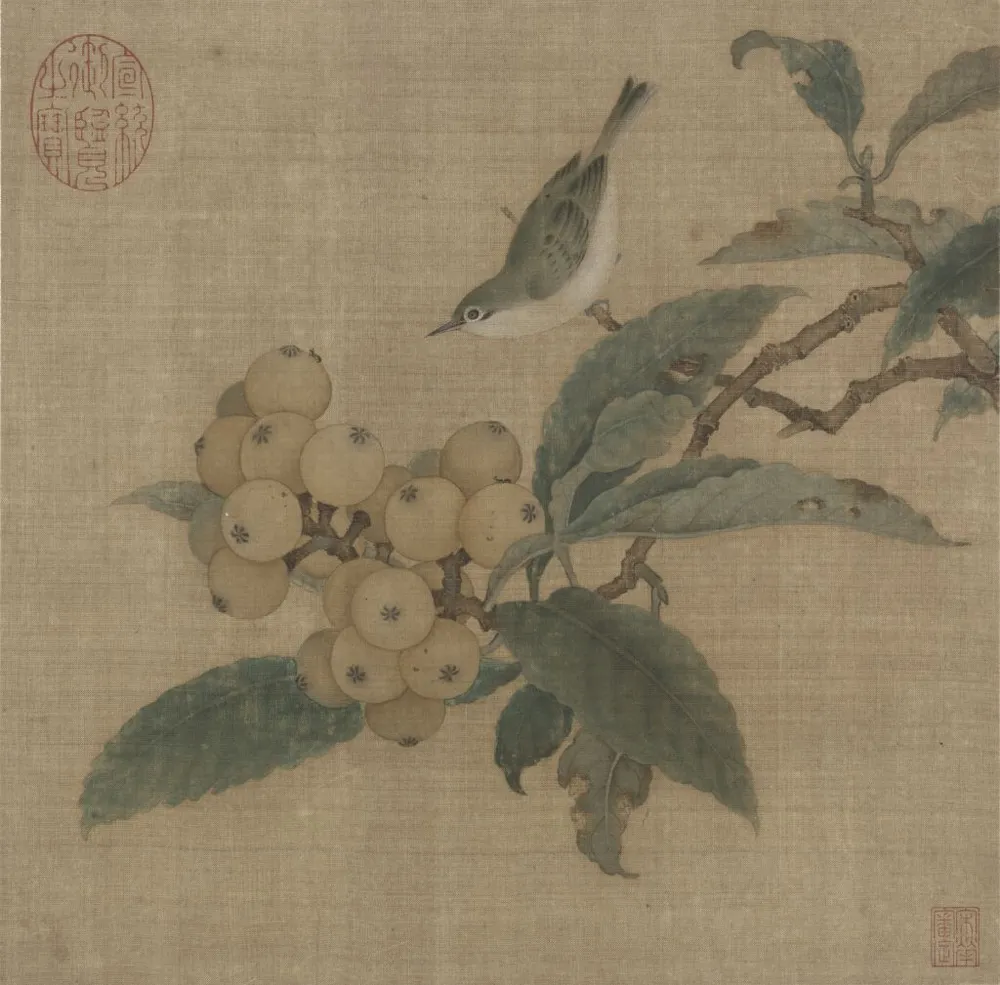 A masterpiece of Song Dynasty court painting titled "Loquats and Mountain Bird" by Lin Chun, rendered in ink and color on silk, depicting a realistic bird perched on a branch looking at a dense cluster of ripe yellow loquats with meticulously detailed leaves.