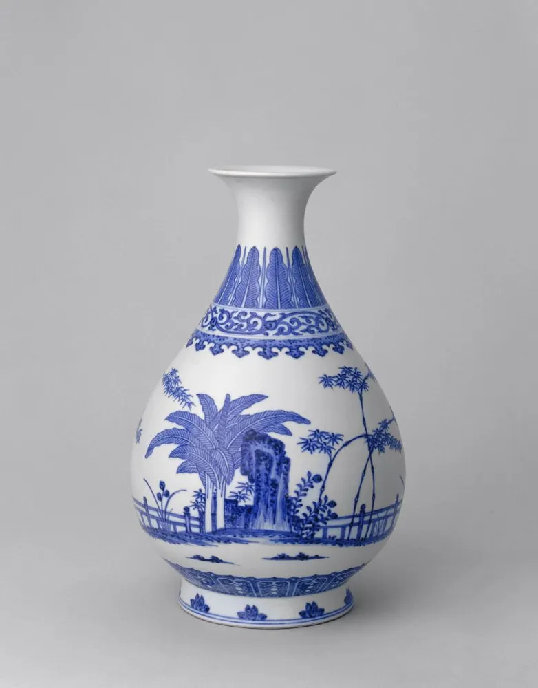 Qing‑dynasty blue‑and‑white Yuhuchun vase, decorated with Musa basjoo banana, bamboo and Tai‑hu rock garden scene, Palace Museum collection.