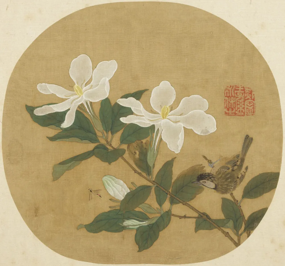 A circular silk fan painting attributed to Xu Xi depicting two blooming white gardenia flowers, leafy branches, buds, a small sparrow, and a dragonfly